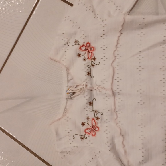 4/$30 White Lacy Long Bell Sleeve Tee - Size 5 (Girl) - Picture 2 of 7